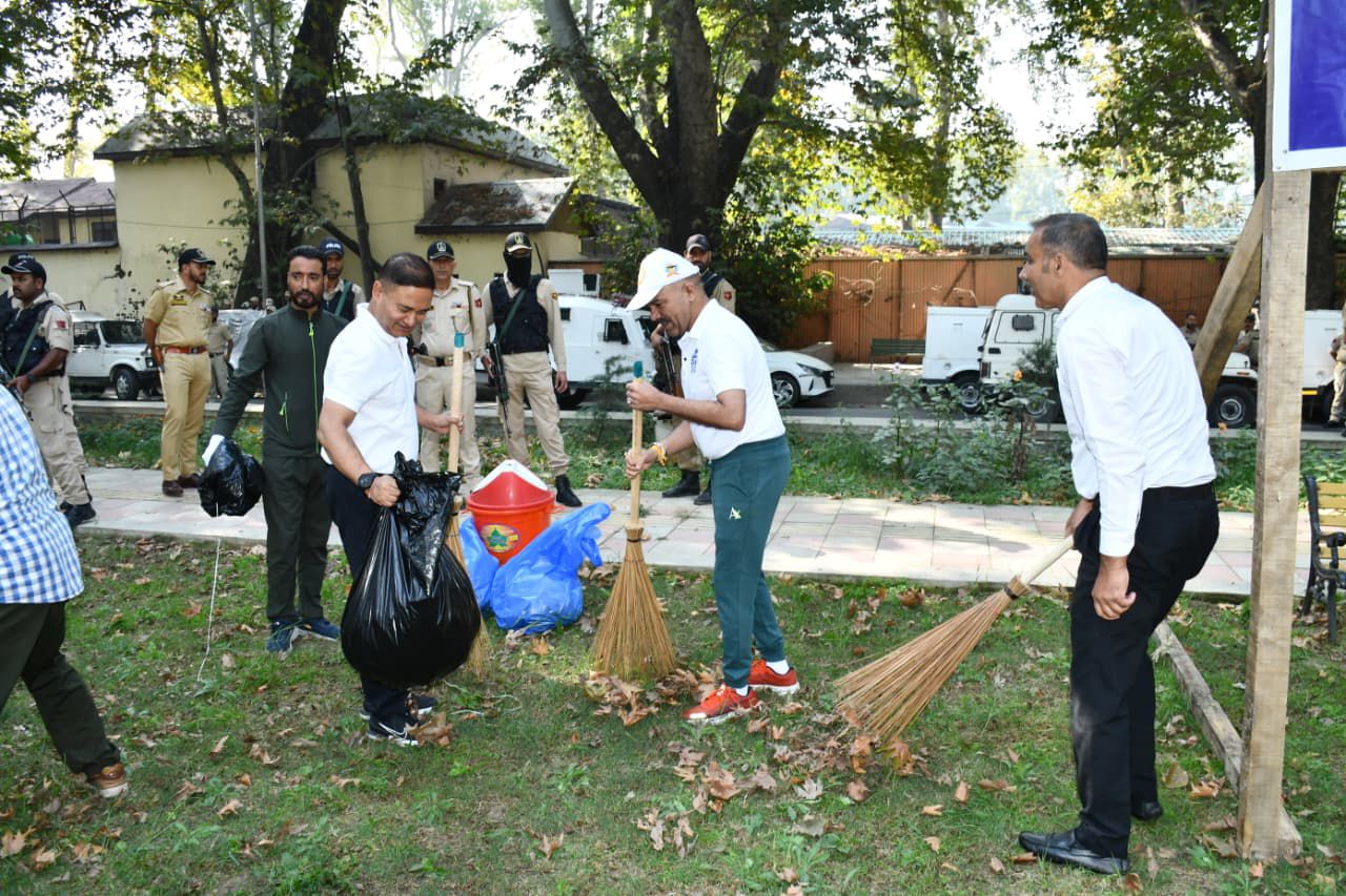 DGP Nalin Prabhat Leads Cleanliness Drive at Ram Munshi Bagh Park in Srinagar