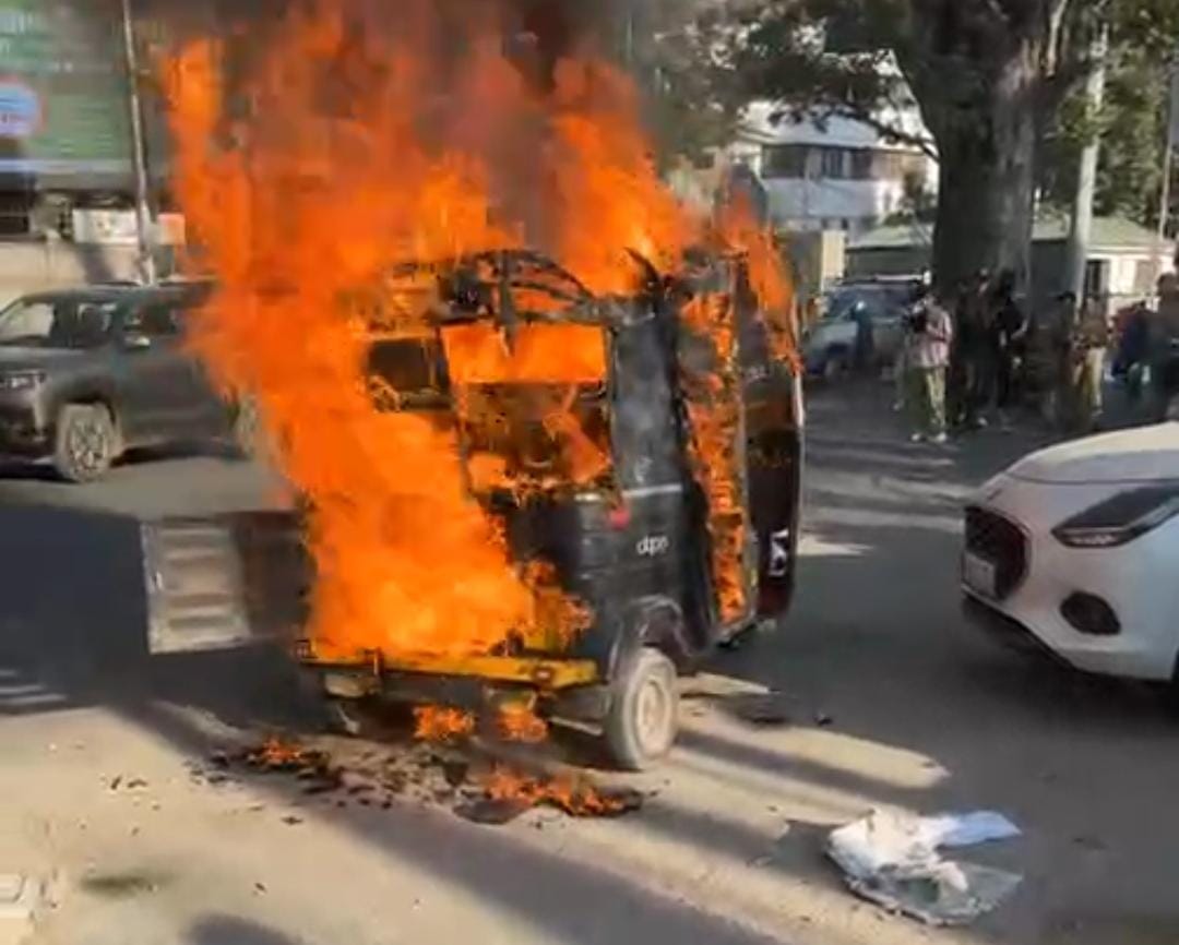Auto Catches Fire Near Golf Crossing, Srinagar; Passenger Vehicle Partially Damaged Auto Catches Fire Near Golf Crossing, Srinagar; Passenger Vehicle Partially Damaged