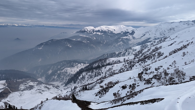 Jammu-Srinagar NH Closed due to Landslides, Mughal, SSG Roads Shut Due to Snow Jammu-Srinagar NH Closed due to Landslides, Mughal, SSG Roads Shut Due to Snow