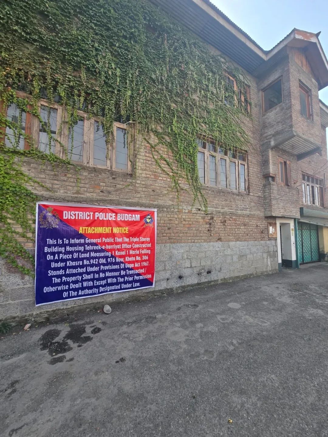 Police Seals Tehreek-e-Hurriyat Headquarters in Budgam Under UAPA Police Seals Tehreek-e-Hurriyat Headquarters in Budgam Under UAPA