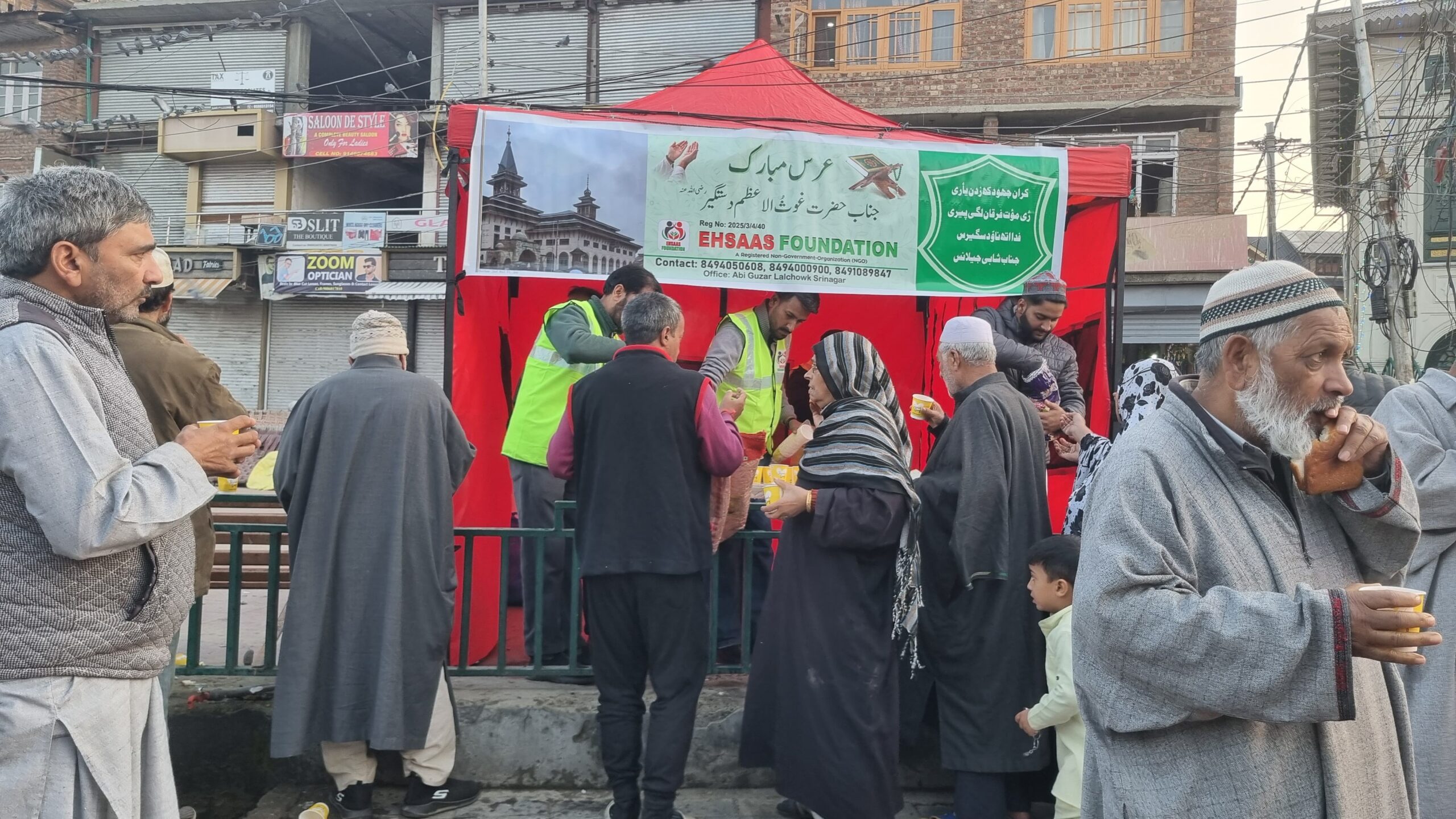 Ehsaas Foundation Sets Up Free Tea Stall at Dastgeer Sahab Khanyar on the Auspicious Urs of Hazrat Sheikh Abdul Qadir Jeelani (RA)