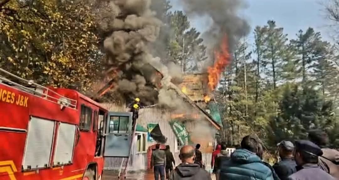Massive Fire Engulfs DFO Office Tangmarg, F&ES on Job