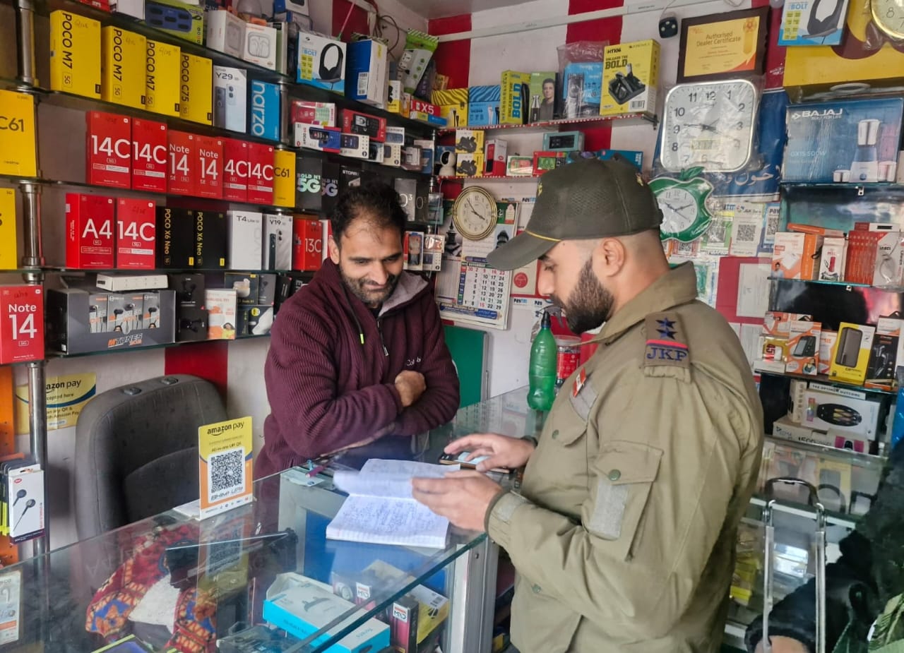 Kulgam Police Launches Massive Crackdown on SIM Card Misuse; Comprehensive Inspections Conducted Across District
