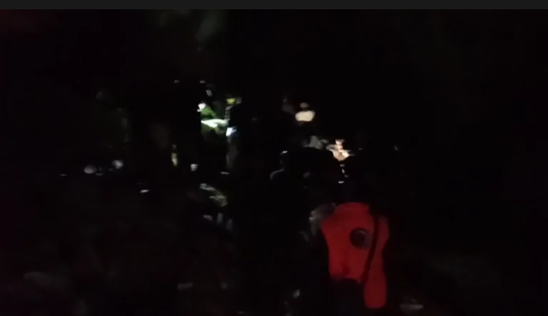 One Dead, Two Rescued as Truck Falls Into Gorge on Srinagar-Jammu Highway One Dead, Two Rescued as Truck Falls Into Gorge on Srinagar-Jammu Highway