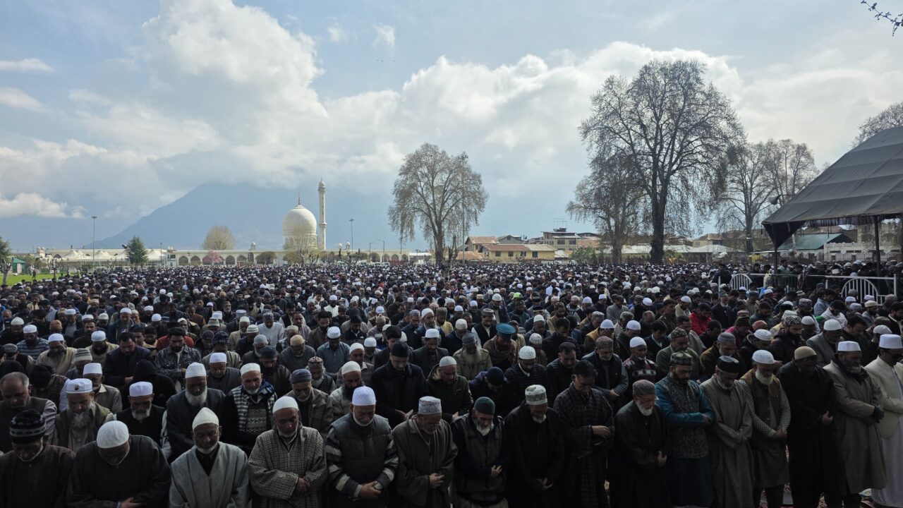 Eid-ul-Fitr Celebrated Across J&K; Hazratbal Dargah Witnesses Largest Gathering of Devotees