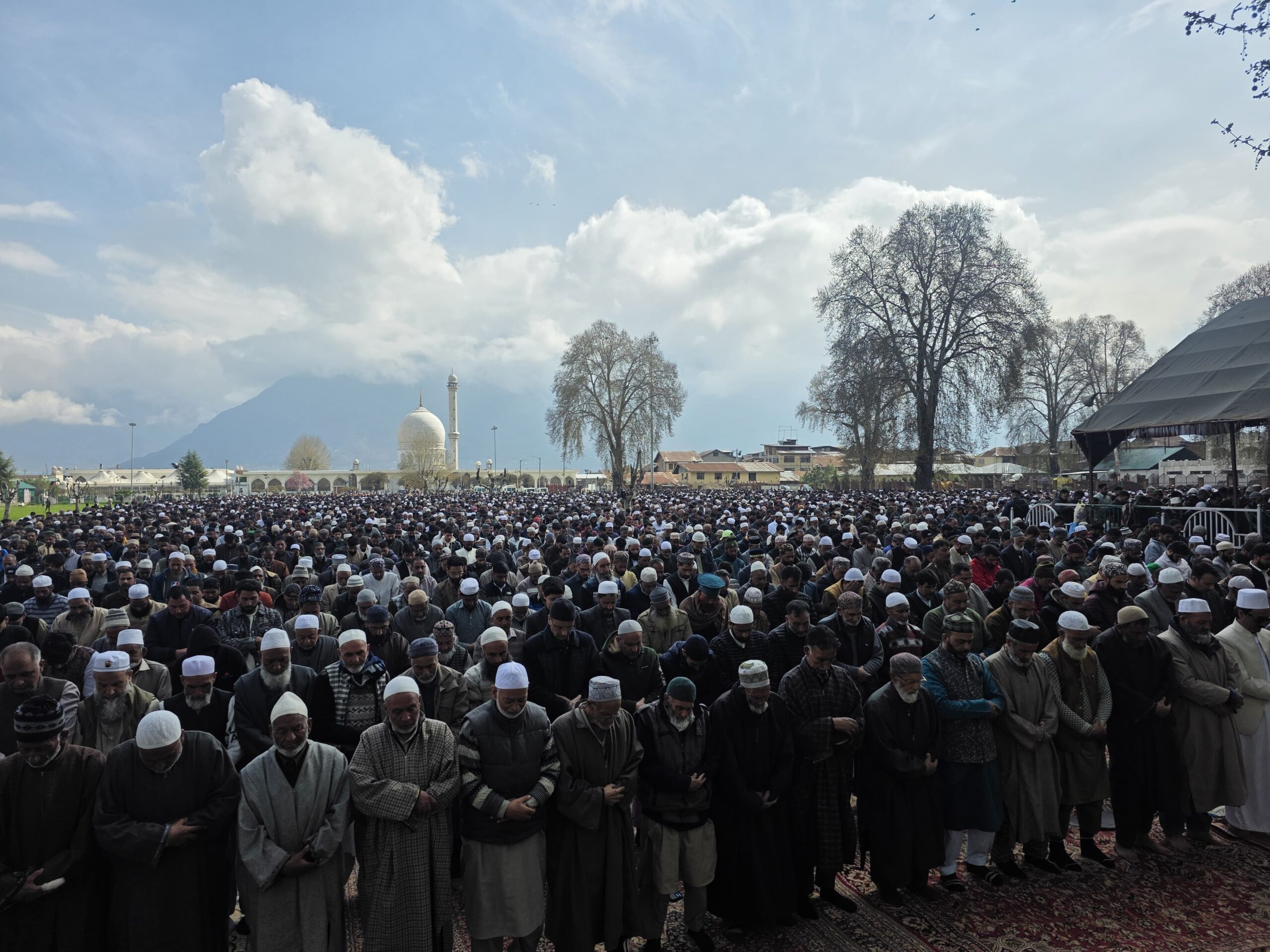 Eid-ul-Fitr Celebrated Across J&K; Hazratbal Dargah Witnesses Largest Gathering of Devotees